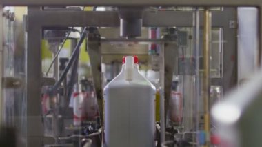 Taşıyıcıda plastik şişe var. Şarjör. Yüksek teknoloji plastik şişe endüstriyel, ham madde plastik şişe üretimi, hassas plastik şişe üfleme metodu