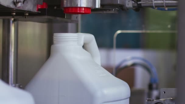 Sluitdoppen op plastic fles op de transportband. Een knip. Hoogtechnologische Plastic fles fabricage industriële, Grondstof plastic fles productie, precisie plastic fles blow methode — Stockvideo