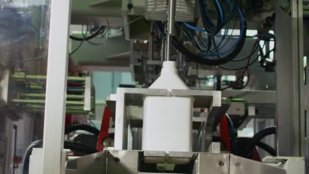 Plastic fles op de transportband vullen. Een knip. Hoogtechnologische Plastic fles fabricage industriële, Grondstof plastic fles productie, precisie plastic fles blow methode — Stockvideo