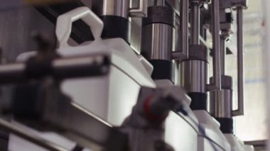 Taşıyıcıda plastik şişe var. Şarjör. Yüksek teknoloji plastik şişe endüstriyel, ham madde plastik şişe üretimi, hassas plastik şişe üfleme metodu