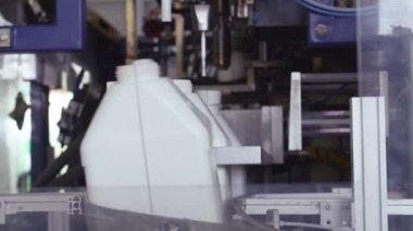 Taşıyıcıda plastik şişe var. Şarjör. Yüksek teknoloji plastik şişe endüstriyel, ham madde plastik şişe üretimi, hassas plastik şişe üfleme metodu