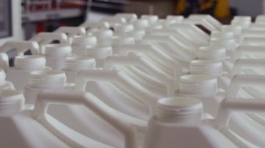 Taşıyıcıda plastik şişe var. Şarjör. Yüksek teknoloji plastik şişe endüstriyel, ham madde plastik şişe üretimi, hassas plastik şişe üfleme metodu