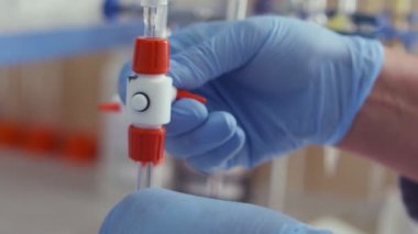 Modern yüksek teknoloji laboratuvarında çalışan bir araştırmacı.