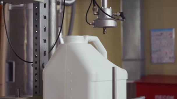 Plastic fles op de transportband vullen. Een knip. Hoogtechnologische Plastic fles fabricage industriële, Grondstof plastic fles productie, precisie plastic fles blow methode — Stockvideo