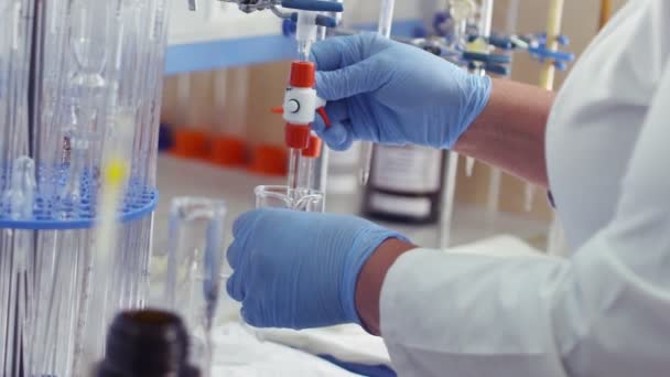 Científico trabajando con la reacción química en el laboratorio de química. Reacción química en frasco de vidrio. Trabajador de laboratorio haciendo experimento químico en laboratorio — Vídeos de Stock