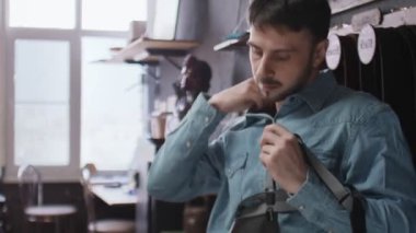 Önlük giymiş yakışıklı bir erkek.