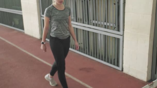 Jonge vrouwelijke atleet doen runner oefening, ze springen door obstakels — Stockvideo