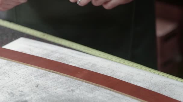 Processus de travail de la ceinture en cuir dans l'atelier de cuir. Homme tenant outil d'artisanat et de travail. Tannerie en vieille tannerie . — Video
