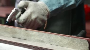 Bir deri ustası ateşle kaplı deri kemeriyle ölüyor. Deri atölyedeki deri kemerin çalışma süreci..