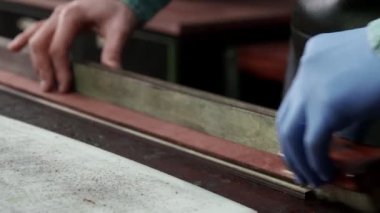 Bir bronzlaştırıcının deri kemer üretme sürecini kapat. Atölye tabakçısı.