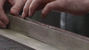Profesyonel bronzlaştırıcıya yakın çekim atölyede bir kemerin kenarına yapıştırıcı koyar. Deri atölyedeki deri kemerin çalışma süreci..