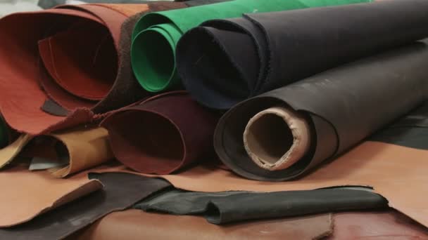 Různé barvy kožených rolí. Pracovní proces v kožené dílně. — Stock video
