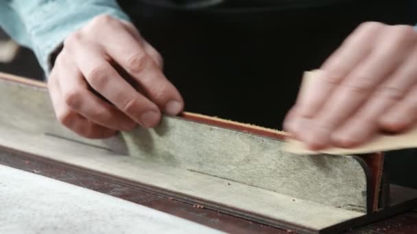 一个工匠正在削尖腰带的边缘.真皮师傅在做腰带 — 图库视频影像