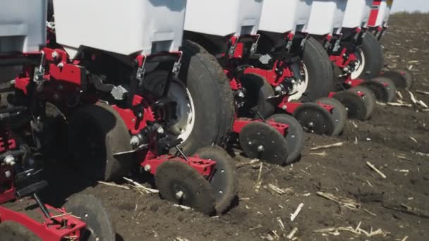 Traktor különleges precíziós ültetvényekkel, vetőgép dolgozik a területen, mezőgazdasági gépek ültetnek kukoricát, vagy napraforgómag frissen szántott földre. — Stock videók