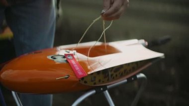 Çiftçi İHA 'sını tarlanın üzerinde uçmaya hazırla.