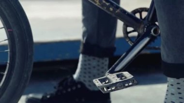 Extreme Park 'ta eski bir bisikletle duran tanınmaz bir BMX motorcusu.