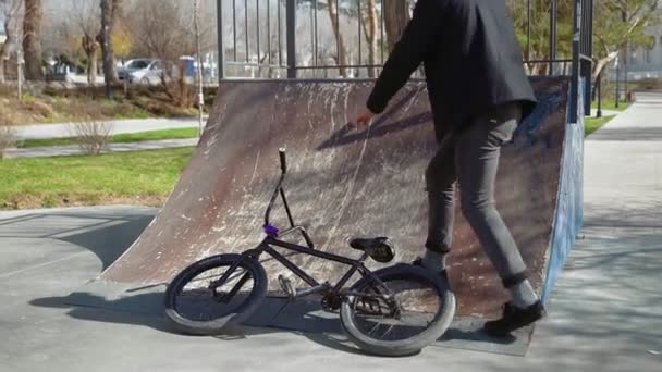 Jovem extremo bmx motociclista em máscara médica leva sua bicicleta do chão e começar a andar — Vídeo de Stock