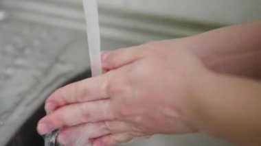 Yakın plan aşçı kadın taze turp yıkıyor.