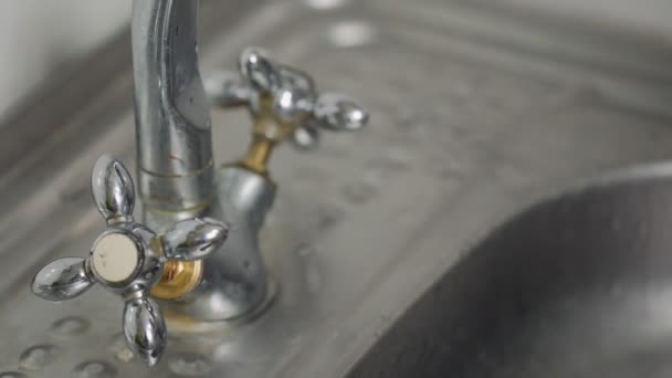 Una mujer en la pobre cocina soviética. La mujer enciende el grifo de agua — Vídeo de stock