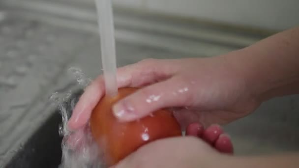 Close up cozinheiro mulher lavar tomate fresco — Vídeo de Stock