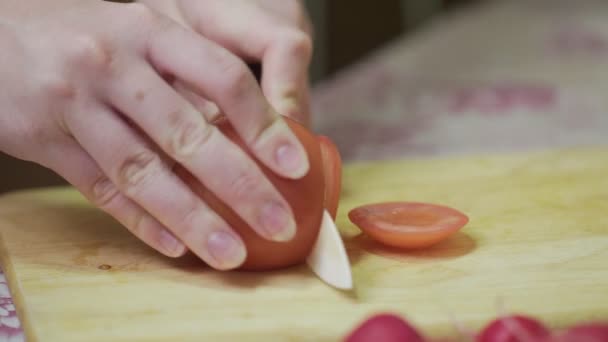 Chef feminino cortando vegetais frescos. Mulher usando faca de cozinha para cortar tomate fresco — Vídeo de Stock