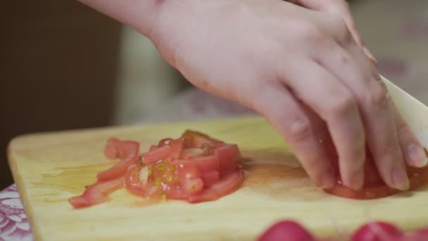 Chef feminino cortando vegetais frescos. Mulher usando faca de cozinha para cortar tomate fresco — Vídeo de Stock