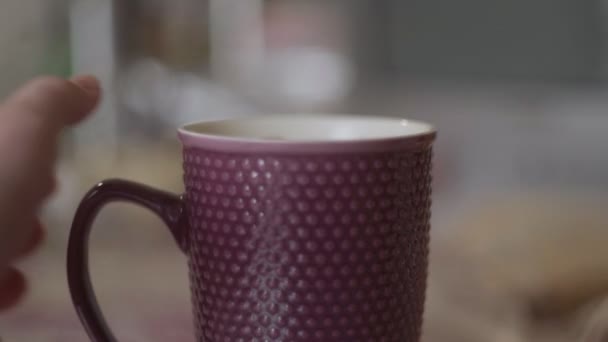 Uma mulher derramando chá de uma imprensa francesa em uma caneca — Vídeo de Stock