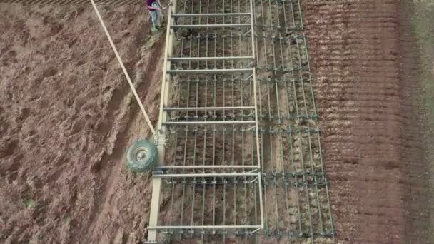 Vista aérea de una cosechadora cosechando avena en un campo agrícola . — Vídeo de stock