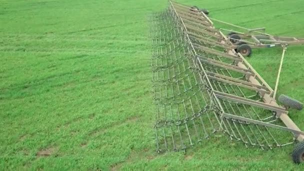 Vista aérea de um agricultor em trator prepara-se para arar um campo — Vídeo de Stock