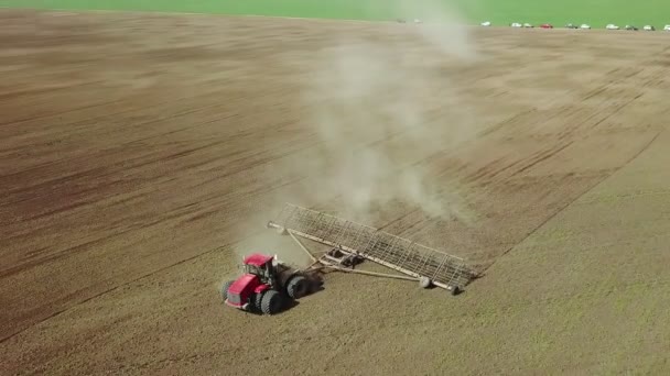 Vue aérienne d'un agriculteur en tracteur préparant des terres agricoles. Vue du haut vers le bas champs de labour tracteur blanc, préparer la terre pour l'ensemencement .
