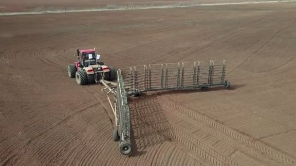 Vista aérea de un agricultor en tractor se prepara para arar un campo — Vídeo de stock