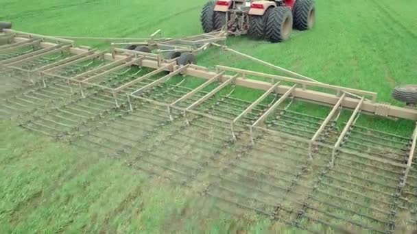 大きなフック力を持つ強力なエネルギー飽和トラクターの空中ビューは、秋にディスク栽培者と冬の作物を播種するための耕作を実行します — ストック動画