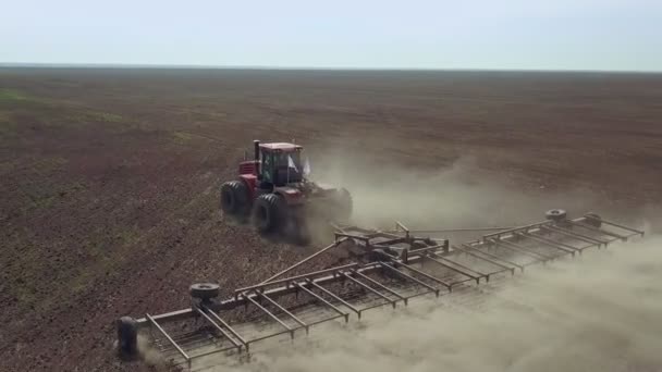 Vue aérienne du champ de blé pulvérisé par tracteur .