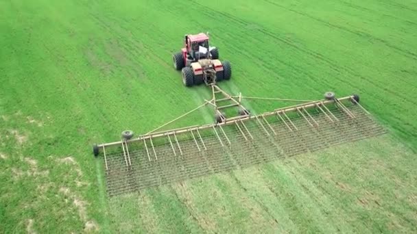 Luftaufnahme eines Bauern im Traktor bei der Vorbereitung von Ackerland. Weißer Traktor pflügt Felder von oben nach unten, bereitet Land für die Aussaat vor. — Stockvideo