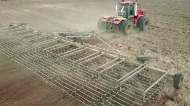 Bir tarlada yulaf toplayan hasat makinesinin havadan görünüşü.