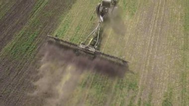 Buğday püskürten traktörün hava görüntüsü.