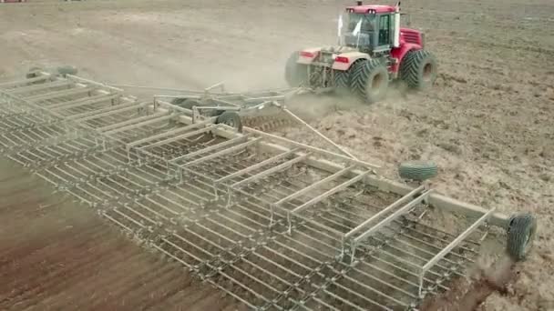 Vista aérea de una cosechadora cosechando avena en un campo agrícola . — Vídeo de stock