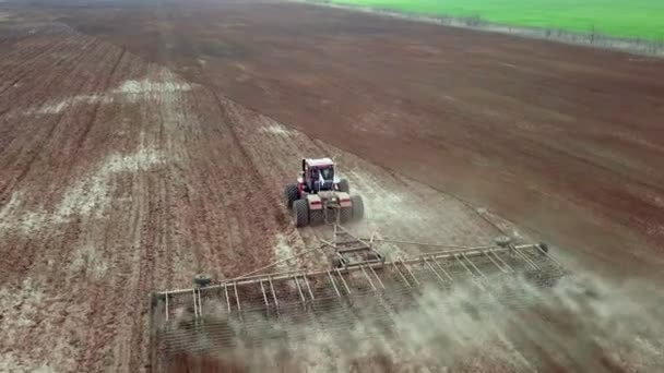 Vedere aeriană de sus a unui recoltator care culege ovăz într-un câmp agricol . — Videoclip de stoc