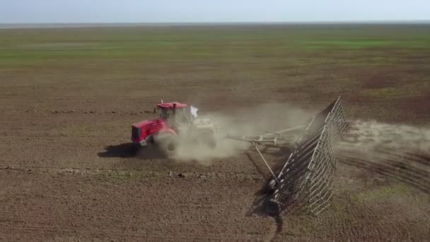 Αεροφωτογραφία θεριστή που θερίζει βρώμη σε αγρόκτημα. — Αρχείο Βίντεο