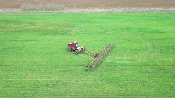 Vedere aeriană a unui tractor puternic saturat de energie, cu o forță mare de cârlig, care efectuează prelucrarea pentru însămânțarea culturilor de iarnă cu un cultivator de disc în toamnă — Videoclip de stoc