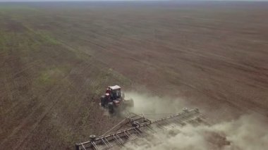 Buğday püskürten traktörün hava görüntüsü.