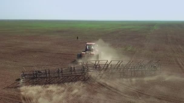Vue aérienne d'une moissonneuse-batteuse récoltant de l'avoine dans un champ agricole .