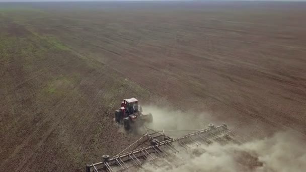 Vue aérienne du champ de blé pulvérisé par tracteur .
