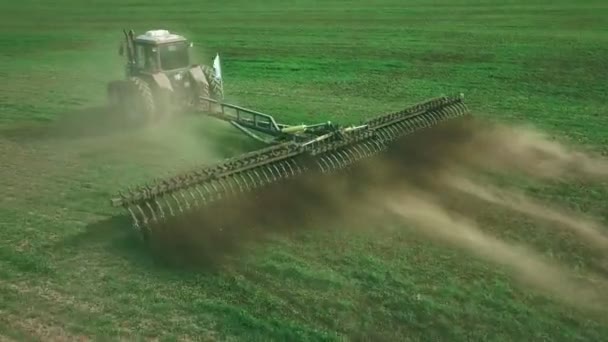 Vedere aeriană a câmpului de grâu pulverizat cu tractor . — Videoclip de stoc