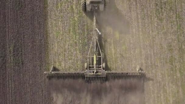 Aerial top view of a harvester reaping oats in a farm field. — Stock Video