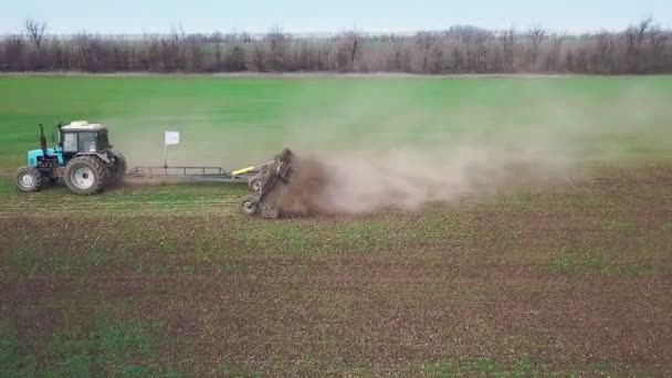 Letecký pohled na výkonný energeticky nasycený traktor s velkou hákovou silou, provádějící orbu pro setí zimních plodin s diskovým kultivátorem na podzim — Stock video
