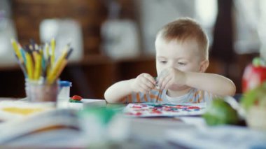 Çocuk kreşteki plastikten kalıp alıyor.