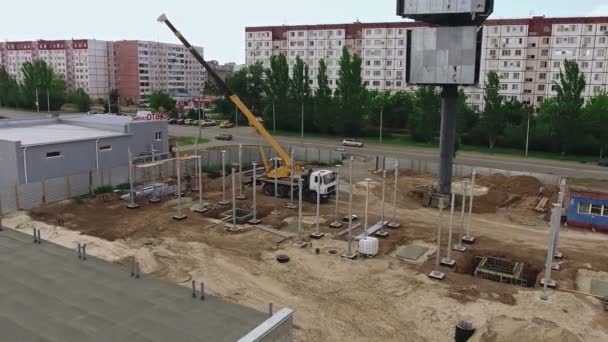 Vista aérea dos trabalhadores da construção civil no estaleiro — Vídeo de Stock