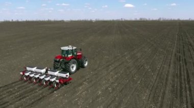 Tarımsal traktör ekiyor ve ekiyor.