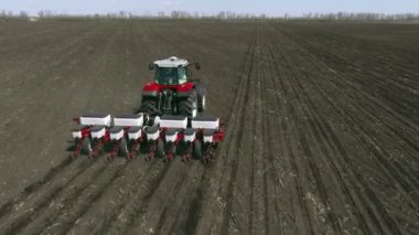 Tarımsal traktör ekiyor ve ekiyor.